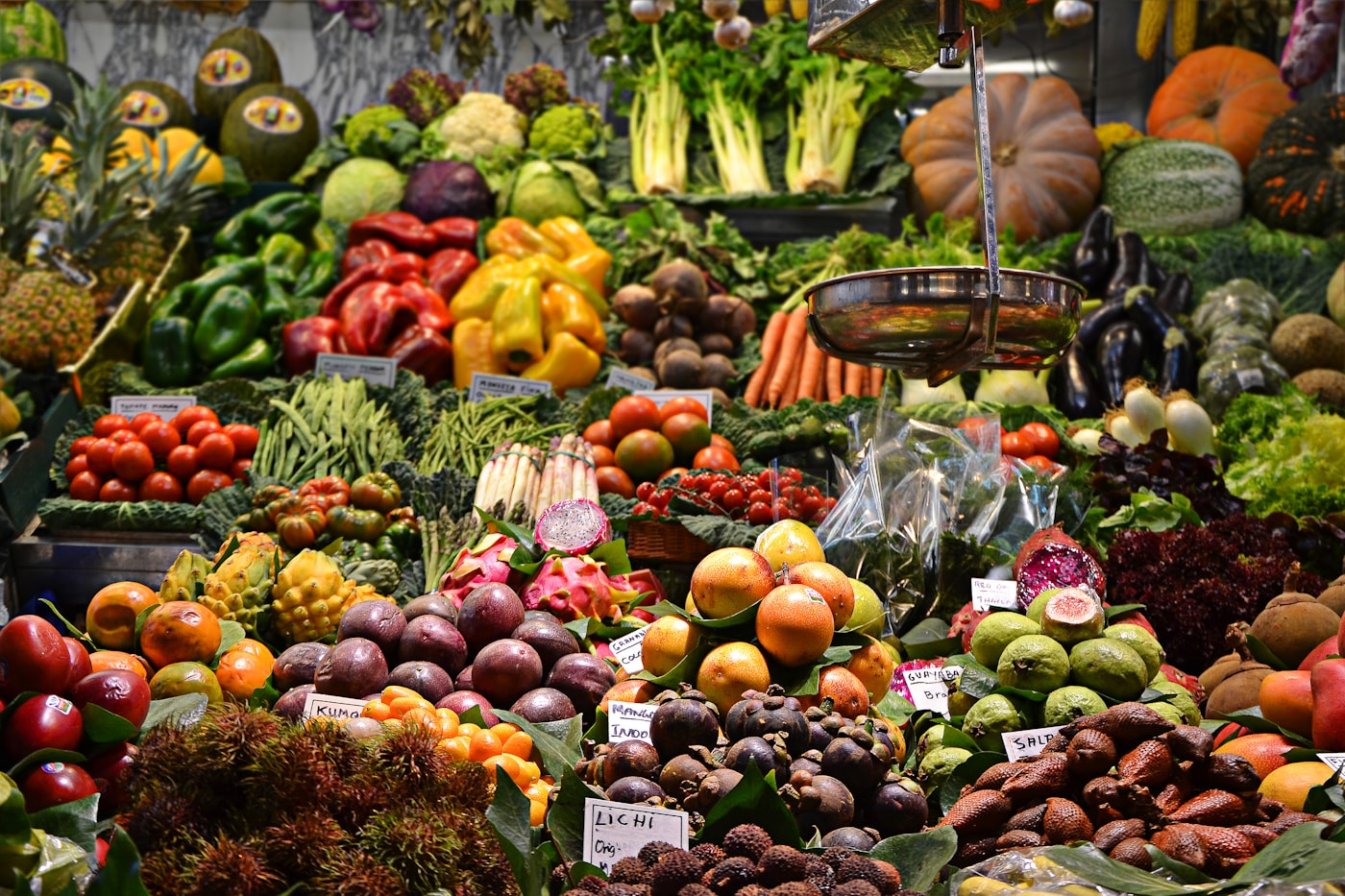 Feira urbana com clima vivo e acolhedor